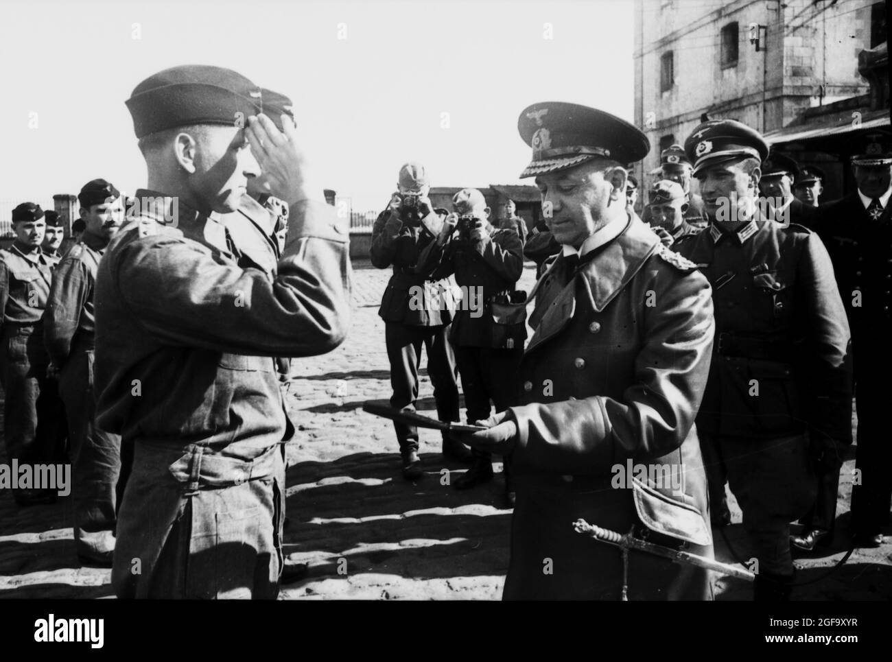 En 1936, un portrait de l'officier de marine allemand, l'amiral Erich Räder, rencontre le capitaine de U-Boat couronné de succès Otto Kretschmer. Crédit: Bundesarchiv allemand Banque D'Images