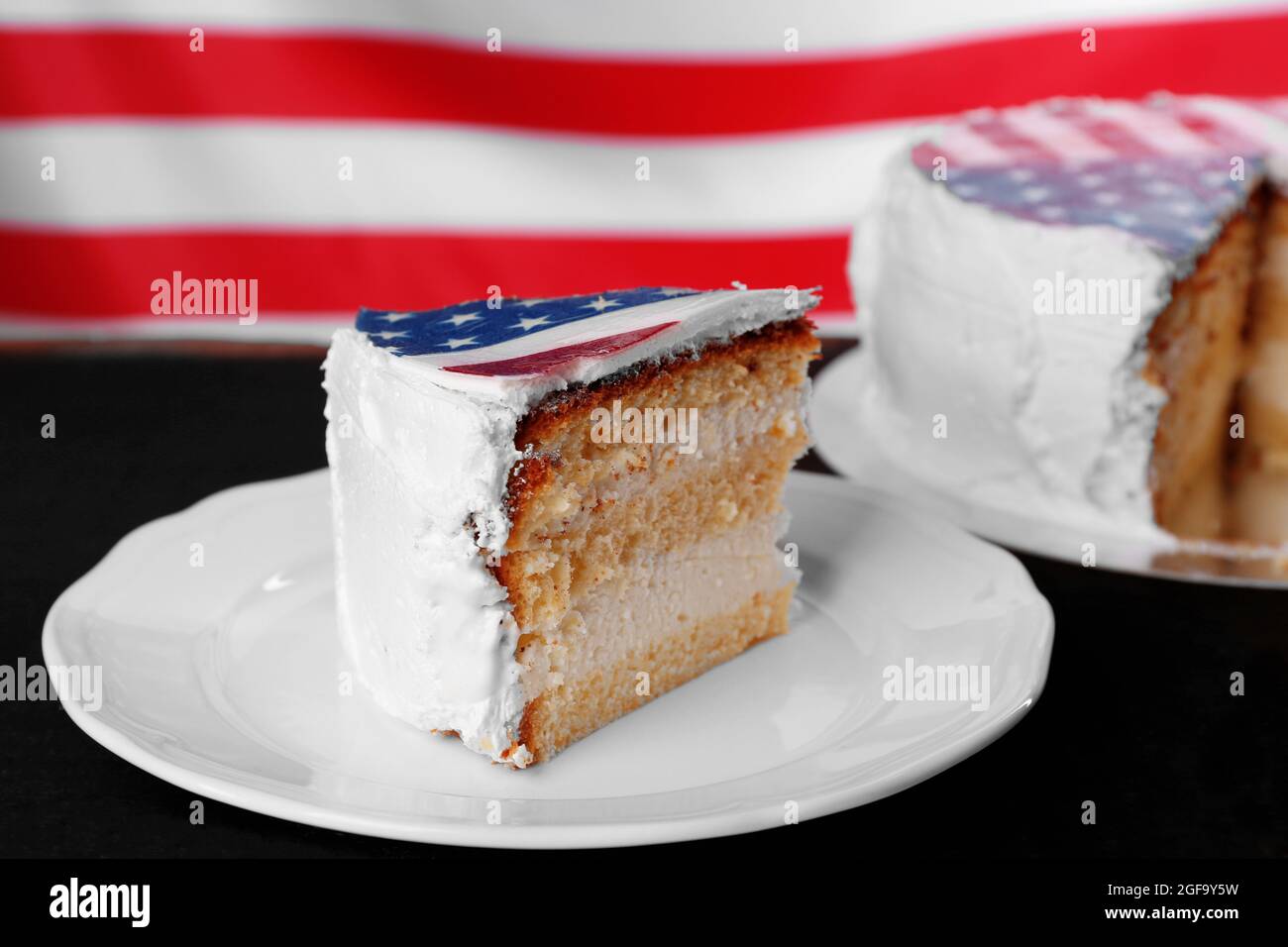 Morceau De Gateau Drapeau Americain Sur Fond De Bois Noir Photo Stock Alamy