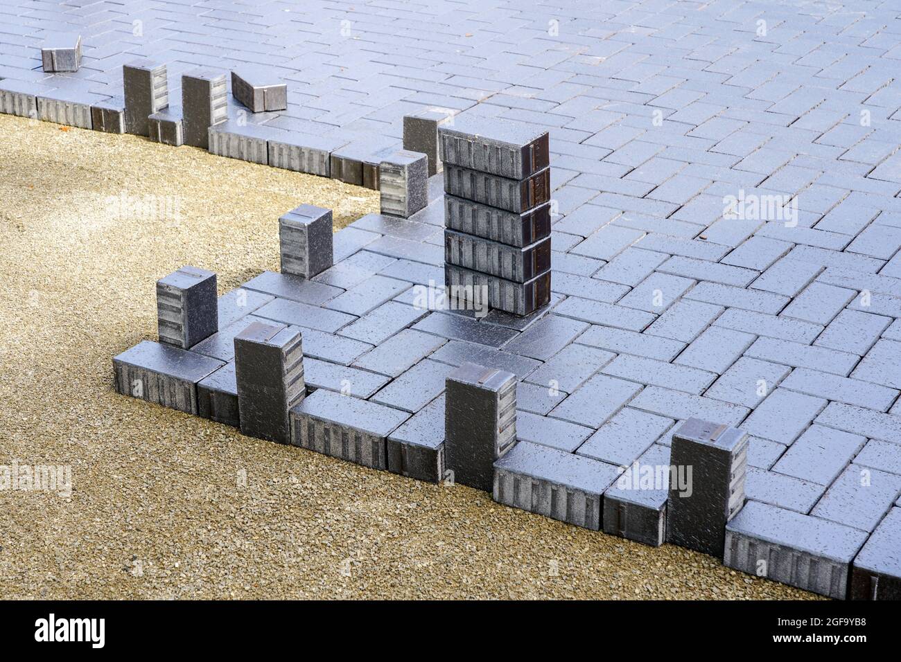 pose de magnifiques pavés modernes sur une surface plane préparée Banque D'Images
