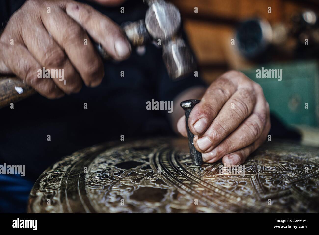 Coppersmith algérien dans son atelier Banque D'Images