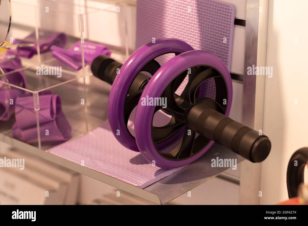 Roue abdominale noire et lilas. Concept d'accessoires de fitness. Banque D'Images