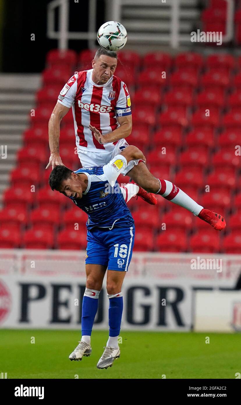 Stoke, Royaume-Uni. 24 août 2021. James Chester de Stoke City (UP) quitte Ed Williams de Doncaster Rovers lors du match de la Carabao Cup au stade Bet365, Stoke. Le crédit photo devrait se lire: Andrew Yates/Sportimage crédit: Sportimage/Alay Live News Banque D'Images