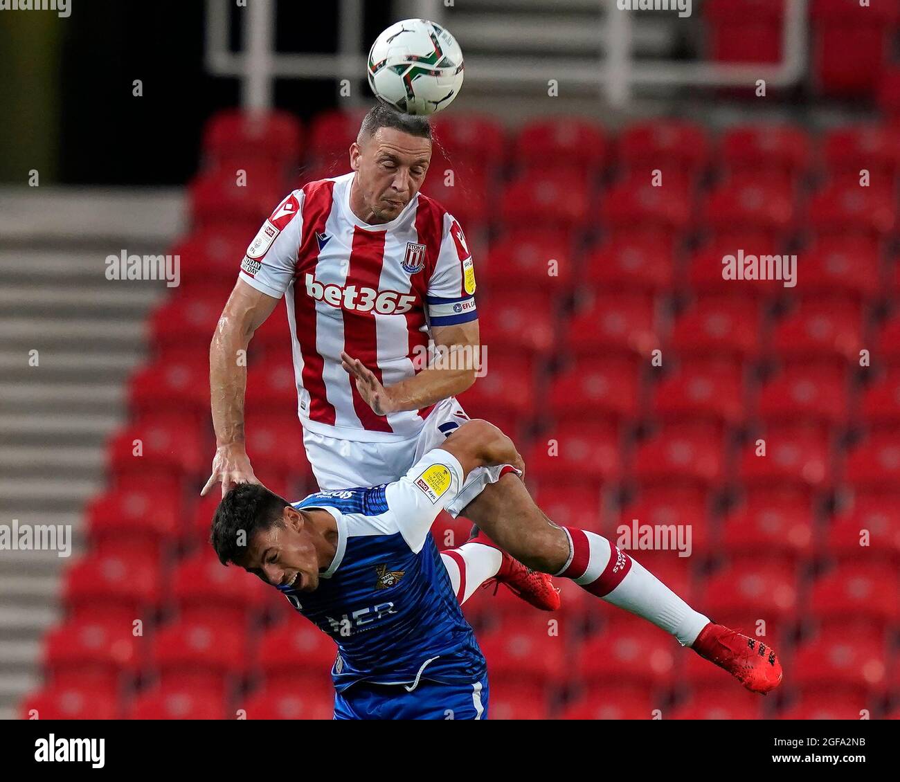 Stoke, Royaume-Uni. 24 août 2021. James Chester de Stoke City (UP) quitte Ed Williams de Doncaster Rovers lors du match de la Carabao Cup au stade Bet365, Stoke. Le crédit photo devrait se lire: Andrew Yates/Sportimage crédit: Sportimage/Alay Live News Banque D'Images