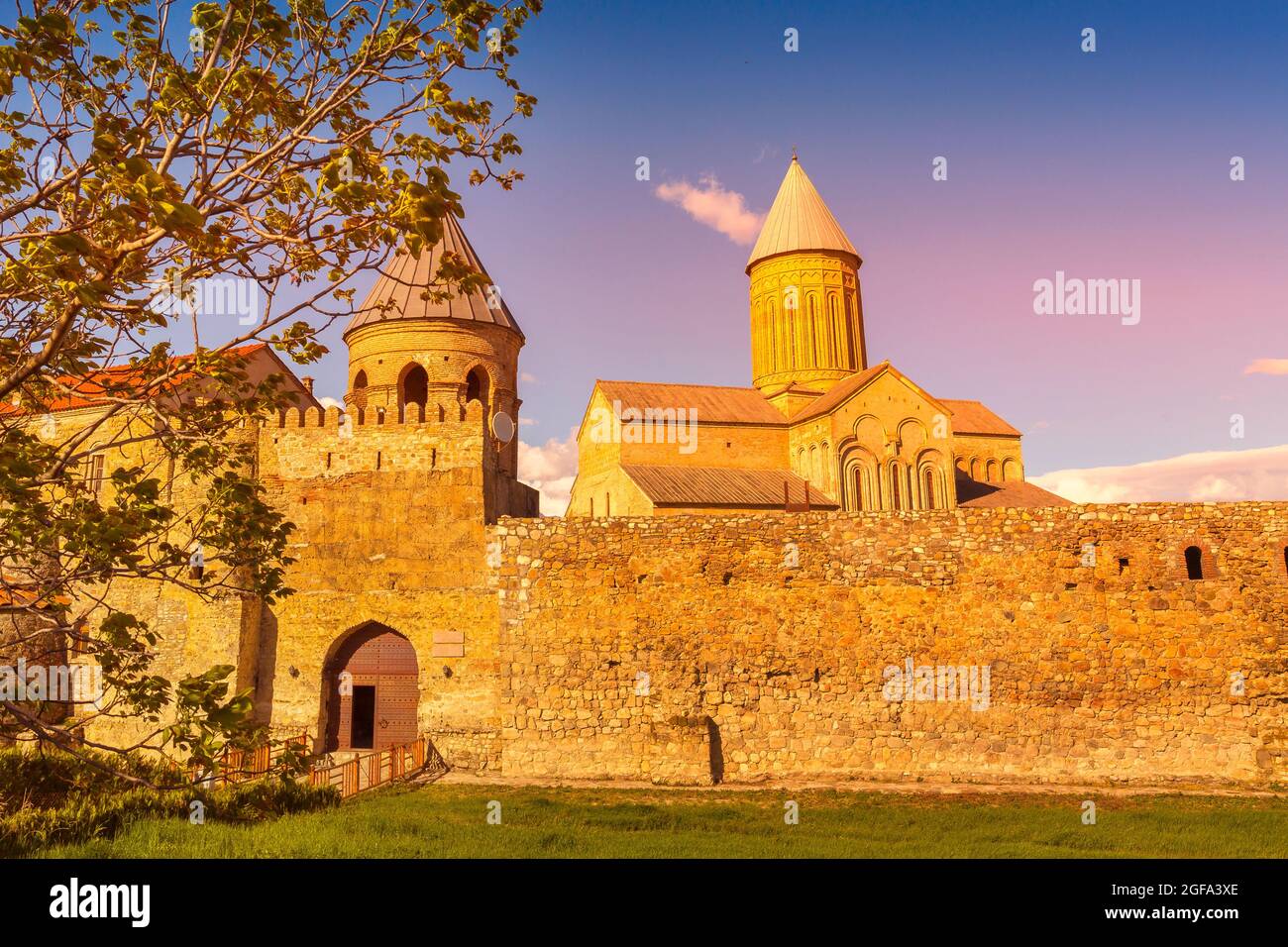 Panorama au coucher du soleil du monastère orthodoxe oriental d'Alaverdi dans la région de Kakhetia, en Géorgie orientale Banque D'Images