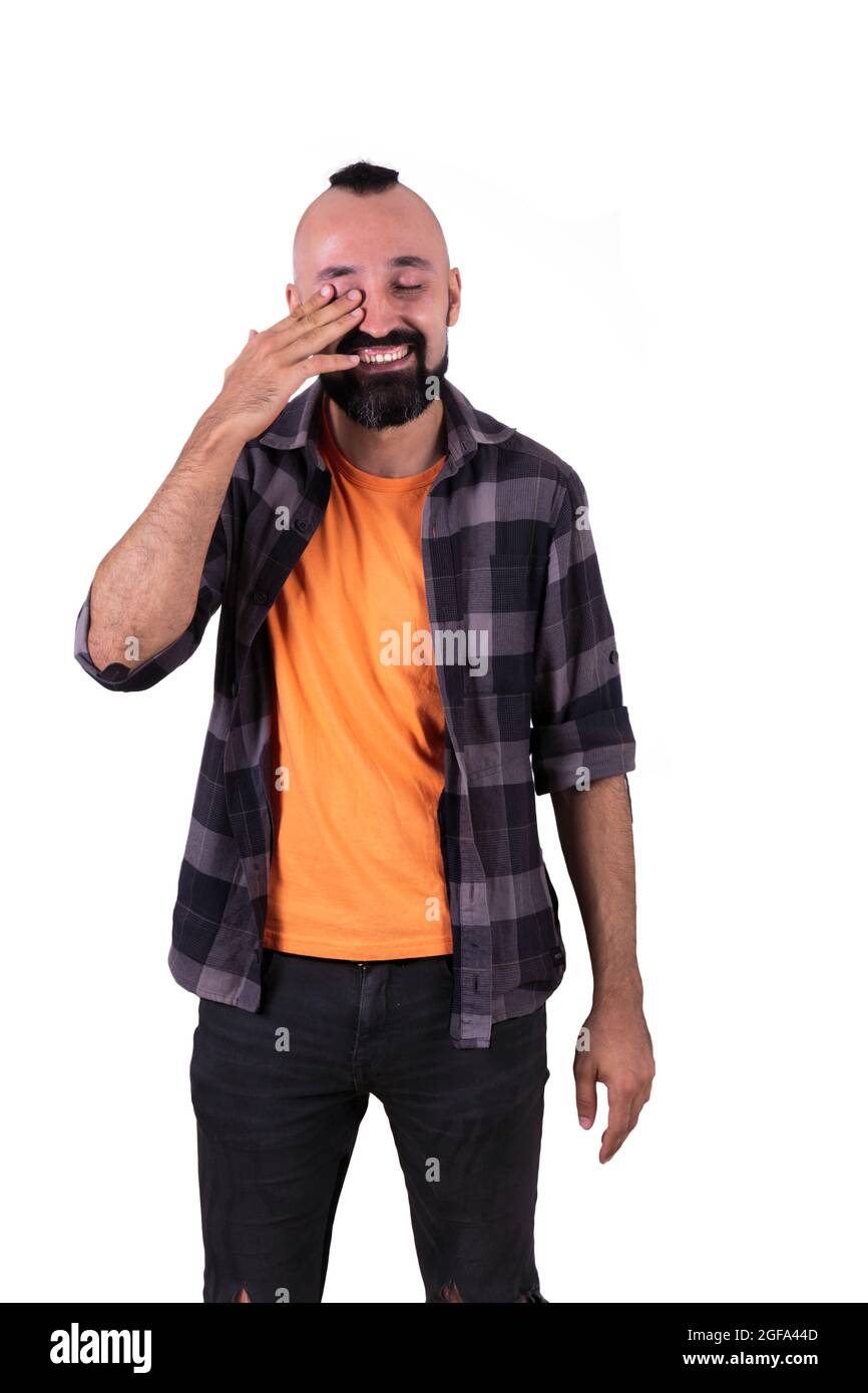 Un jeune homme heureux en train d'essuyer ses larmes et de rire Banque D'Images
