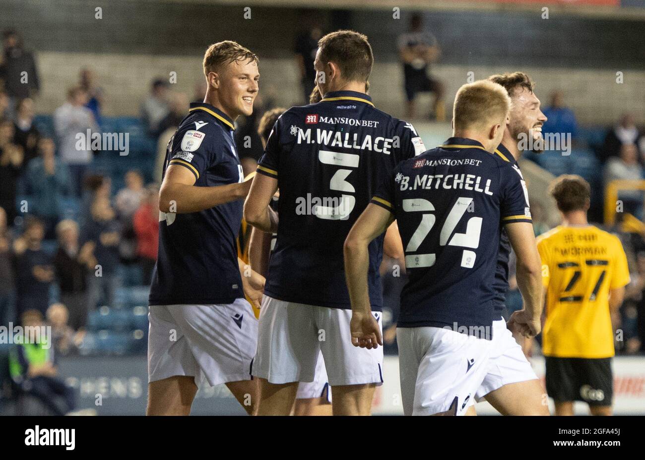 Londres, Royaume-Uni. 24 août 2021. Murray Wallace de Millwall (3) fête avec ses coéquipiers après avoir obtenu son score pour le faire 2-1 lors du match de la Carabao Cup entre Millwall et Cambridge United à la Den, Londres, Angleterre, le 24 août 2021. Photo d'Alan Stanford/Prime Media Images. Crédit : Prime Media Images/Alamy Live News Banque D'Images