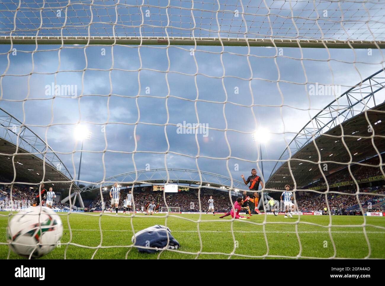 Huddersfield, Royaume-Uni. 24 août 2021. Alex Iwhi d'Everton marque son premier but lors du match de la Carabao Cup au John Smith's Stadium, Huddersfield. Crédit photo à lire : Darren Staples/Sportimage crédit : Sportimage/Alay Live News Banque D'Images