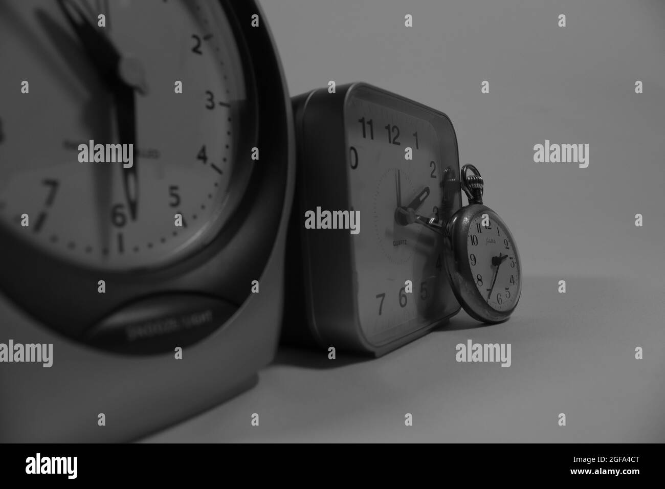 Horloges analogiques photographiées en noir et blanc Banque D'Images