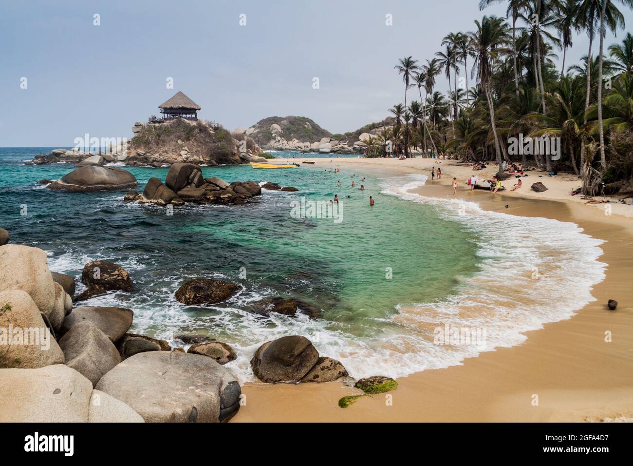 TAYRONA, COLOMBIE - 26 AOÛT 2015: Les gens apprécient les belles eaux de la mer des Caraïbes dans le parc national de Tayrona, Colombie Banque D'Images