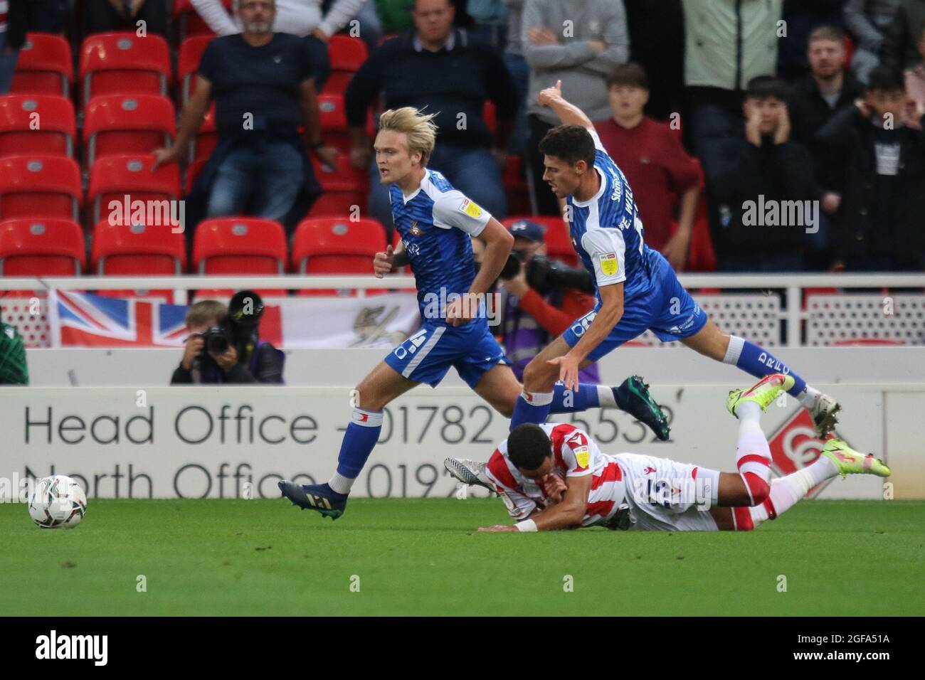 Stoke on Trent, Royaume-Uni. 24 août 2021. Milieu de terrain de Doncaster Rovers Ed Williams (18) fouls milieu de terrain de Stoke City Thomas Ince (23) pendant le deuxième match de la coupe EFL Carabao entre Stoke City et Doncaster Rovers au stade Bet365, Stoke-on-Trent, en Angleterre, le 24 août 2021. Photo de Jurek Biegus. Utilisation éditoriale uniquement, licence requise pour une utilisation commerciale. Aucune utilisation dans les Paris, les jeux ou les publications d'un seul club/ligue/joueur. Crédit : UK Sports pics Ltd/Alay Live News Banque D'Images