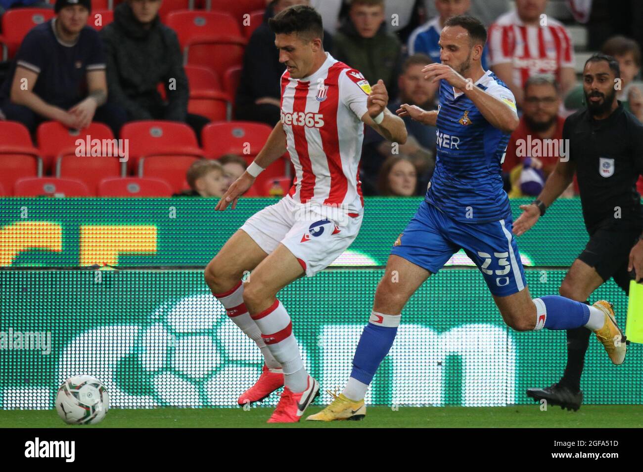 Stoke on Trent, Royaume-Uni. 24 août 2021. Danny Batth, défenseur de la ville de Stoke (6), protège le ballon du milieu de terrain de Doncaster Rovers Dan Gardner (23) lors du deuxième match de la coupe EFL Carabao entre Stoke City et Doncaster Rovers au stade Bet365, Stoke-on-Trent, en Angleterre, le 24 août 2021. Photo de Jurek Biegus. Utilisation éditoriale uniquement, licence requise pour une utilisation commerciale. Aucune utilisation dans les Paris, les jeux ou les publications d'un seul club/ligue/joueur. Crédit : UK Sports pics Ltd/Alay Live News Banque D'Images