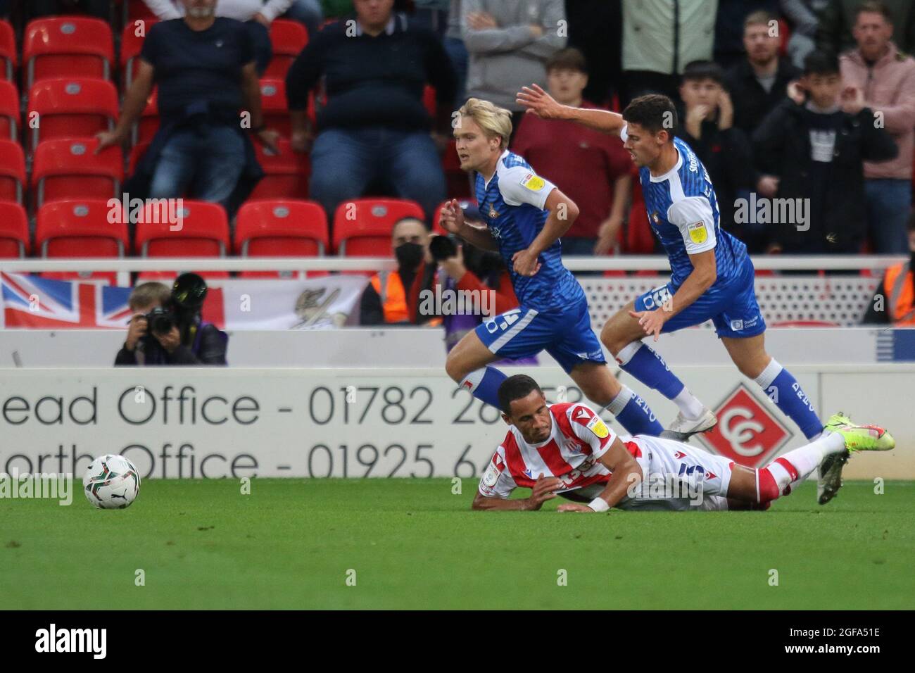 Stoke on Trent, Royaume-Uni. 24 août 2021. Milieu de terrain de Doncaster Rovers Ed Williams (18) fouls milieu de terrain de Stoke City Thomas Ince (23) pendant le deuxième match de la coupe EFL Carabao entre Stoke City et Doncaster Rovers au stade Bet365, Stoke-on-Trent, en Angleterre, le 24 août 2021. Photo de Jurek Biegus. Utilisation éditoriale uniquement, licence requise pour une utilisation commerciale. Aucune utilisation dans les Paris, les jeux ou les publications d'un seul club/ligue/joueur. Crédit : UK Sports pics Ltd/Alay Live News Banque D'Images