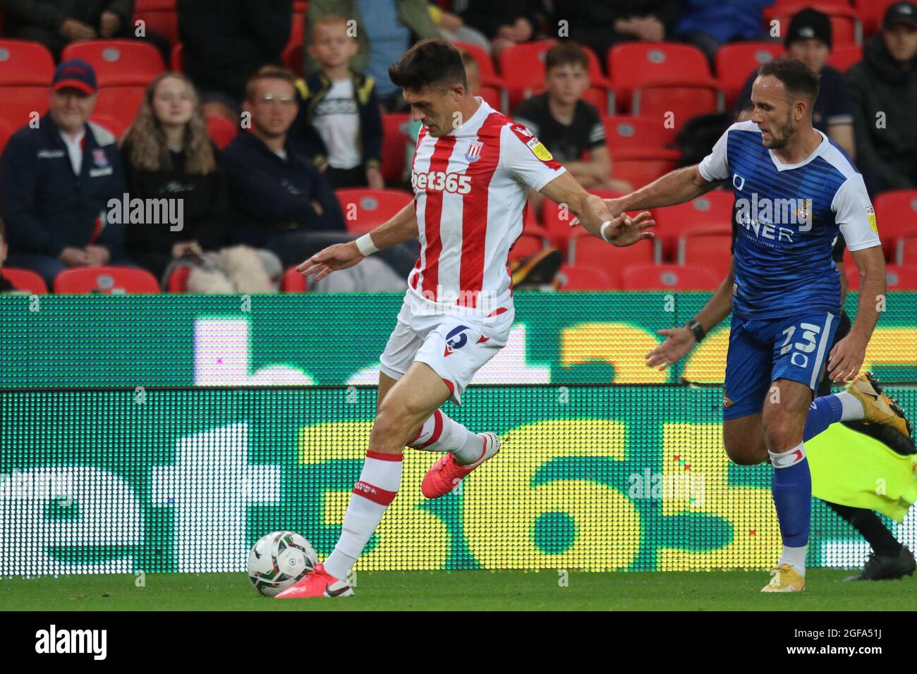 Stoke on Trent, Royaume-Uni. 24 août 2021. Danny Batth, défenseur de la ville de Stoke (6), protège le ballon du milieu de terrain de Doncaster Rovers Dan Gardner (23) lors du deuxième match de la coupe EFL Carabao entre Stoke City et Doncaster Rovers au stade Bet365, Stoke-on-Trent, en Angleterre, le 24 août 2021. Photo de Jurek Biegus. Utilisation éditoriale uniquement, licence requise pour une utilisation commerciale. Aucune utilisation dans les Paris, les jeux ou les publications d'un seul club/ligue/joueur. Crédit : UK Sports pics Ltd/Alay Live News Banque D'Images