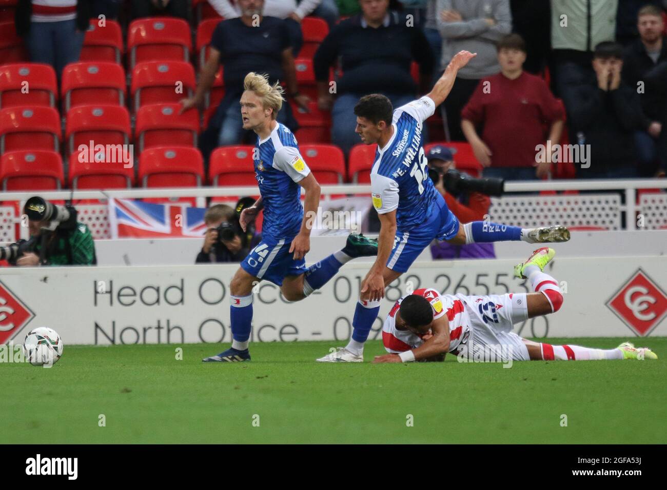 Stoke on Trent, Royaume-Uni. 24 août 2021. Milieu de terrain de Doncaster Rovers Ed Williams (18) fouls milieu de terrain de Stoke City Thomas Ince (23) pendant le deuxième match de la coupe EFL Carabao entre Stoke City et Doncaster Rovers au stade Bet365, Stoke-on-Trent, en Angleterre, le 24 août 2021. Photo de Jurek Biegus. Utilisation éditoriale uniquement, licence requise pour une utilisation commerciale. Aucune utilisation dans les Paris, les jeux ou les publications d'un seul club/ligue/joueur. Crédit : UK Sports pics Ltd/Alay Live News Banque D'Images