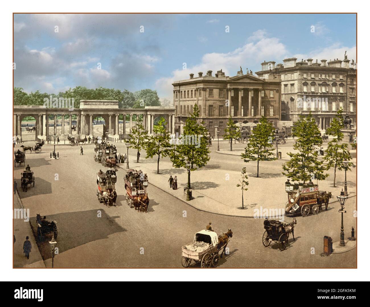 VICTORIAN LONDON Horse a dessiné des voitures de bus et des véhicules de livraison à Victorian London Hyde Park Corner, Londres, Angleterre Royaume-Uni entre environ 1890 et ca.1900 photochromm, couleur. Banque D'Images