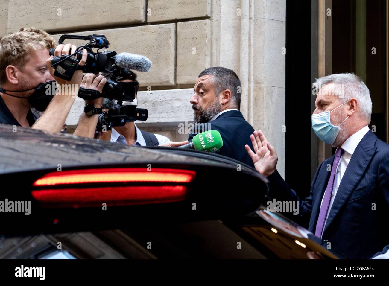 Rome, Italie. 24 août 2021. Le ministre de la Défense Lorenzo Guérini à la fin de l'audition à la commission des affaires étrangères et de la défense sur la crise afghane et ses développements. Crédit: Cosimo Martemucci/Alay Live News Banque D'Images