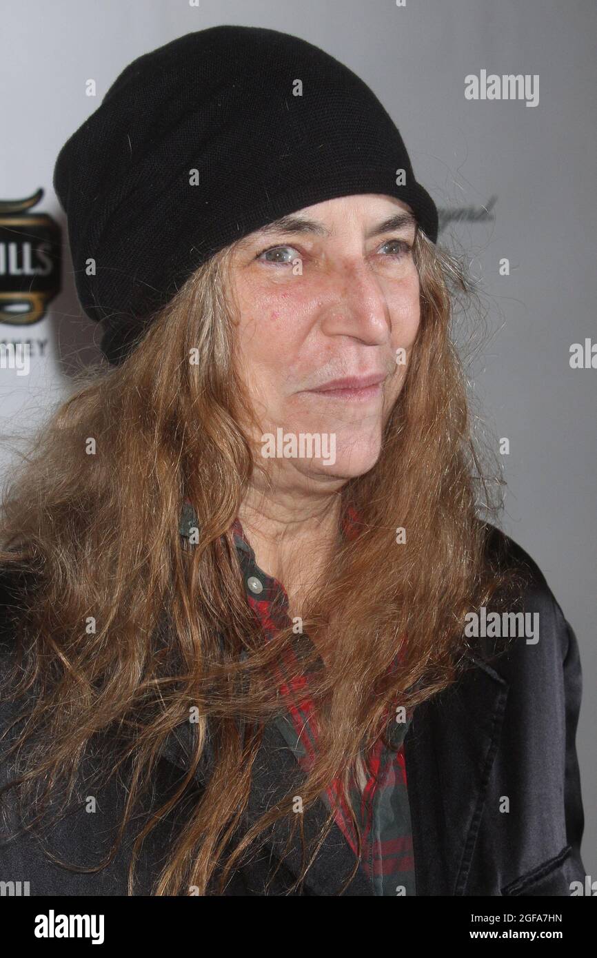 Patti Smith arrive à la représentation nocturne d'ouverture de « Waiting for Godot » au Cort Theatre de New York le 24 novembre 2013. Crédit photo : Henry McGee/MediaPunch Banque D'Images