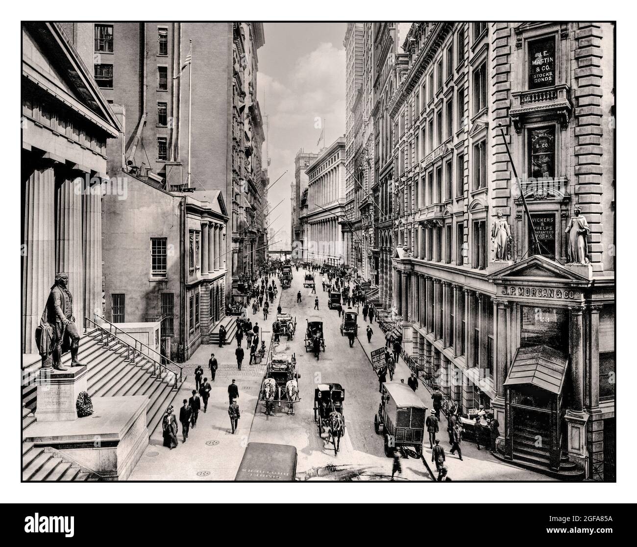 WALL STREET Vintage New York 1900s avec des calèches tirées par des chevaux et des piétons bien habillés 19th Century America Financial institutions, bourse à Manhattan y compris JP Morgan & Co en premier plan Amérique USA Banque D'Images