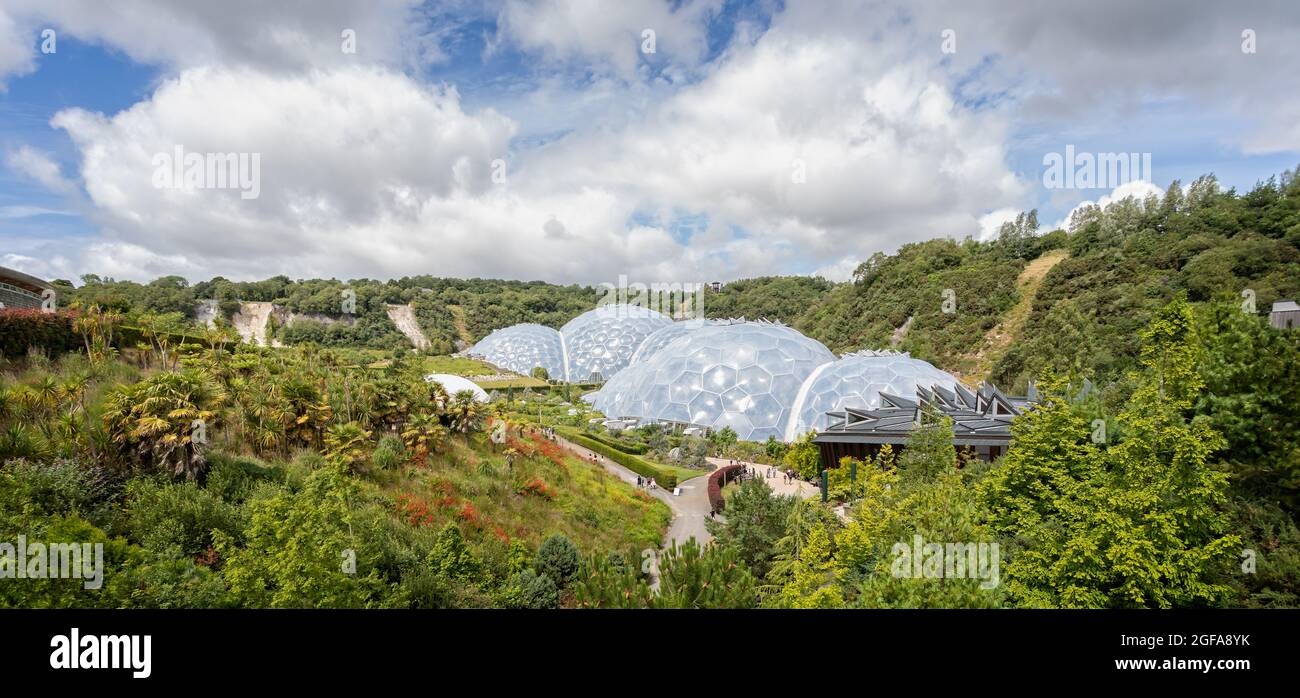 Vue panoramique des dômes biomes à l'Eden Project à Cornwall, Royaume-Uni, le 31 juillet 2021 Banque D'Images