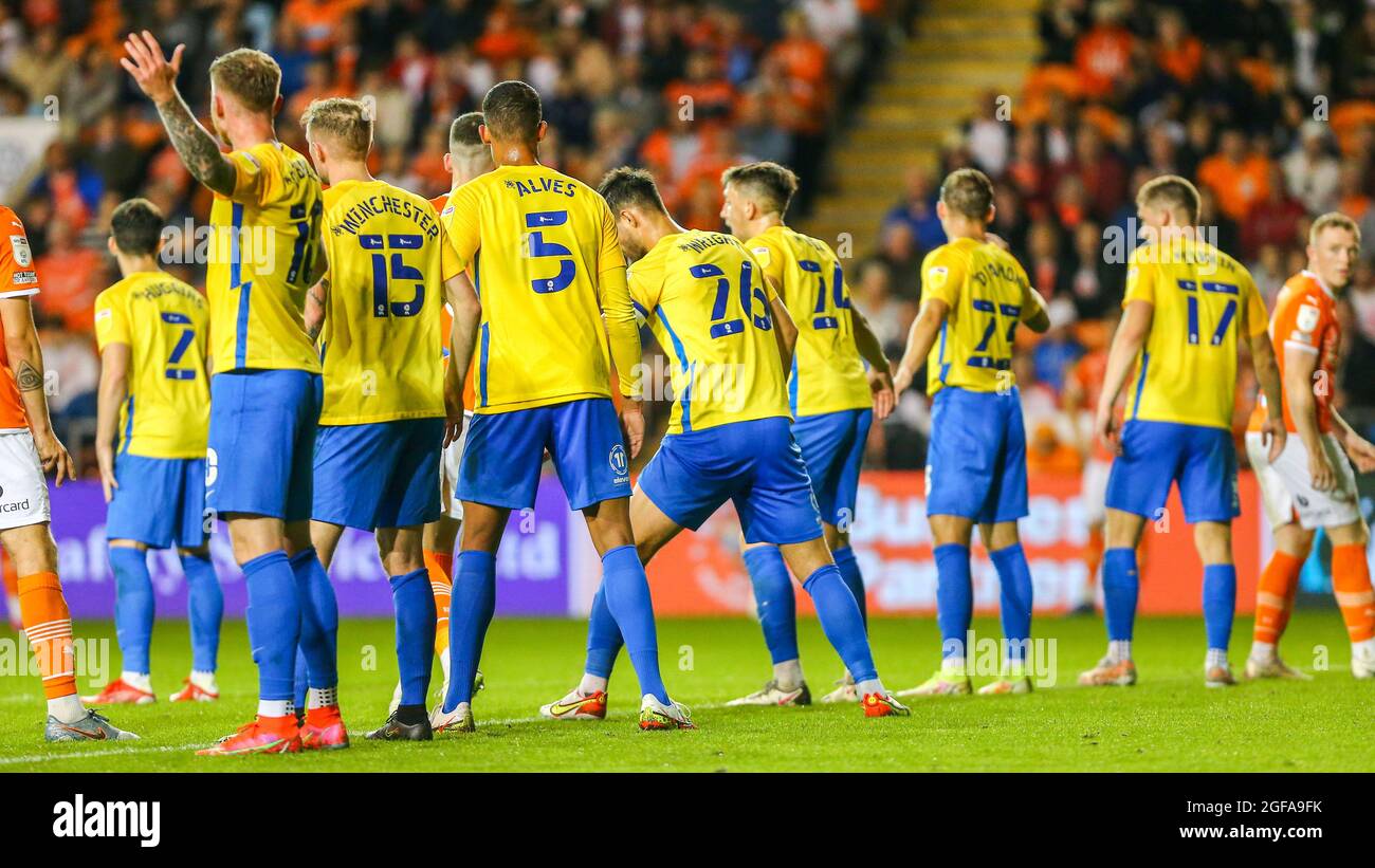 Blackpool, Royaume-Uni. 24 août 2021. Sunderland se défends avec leur mur jaune lors du match de la Carabao Cup entre Blackpool et Sunderland à Bloomfield Road, Blackpool, Angleterre, le 24 août 2021. Photo de Sam Fielding/Prime Media Images. Crédit : Prime Media Images/Alamy Live News Banque D'Images