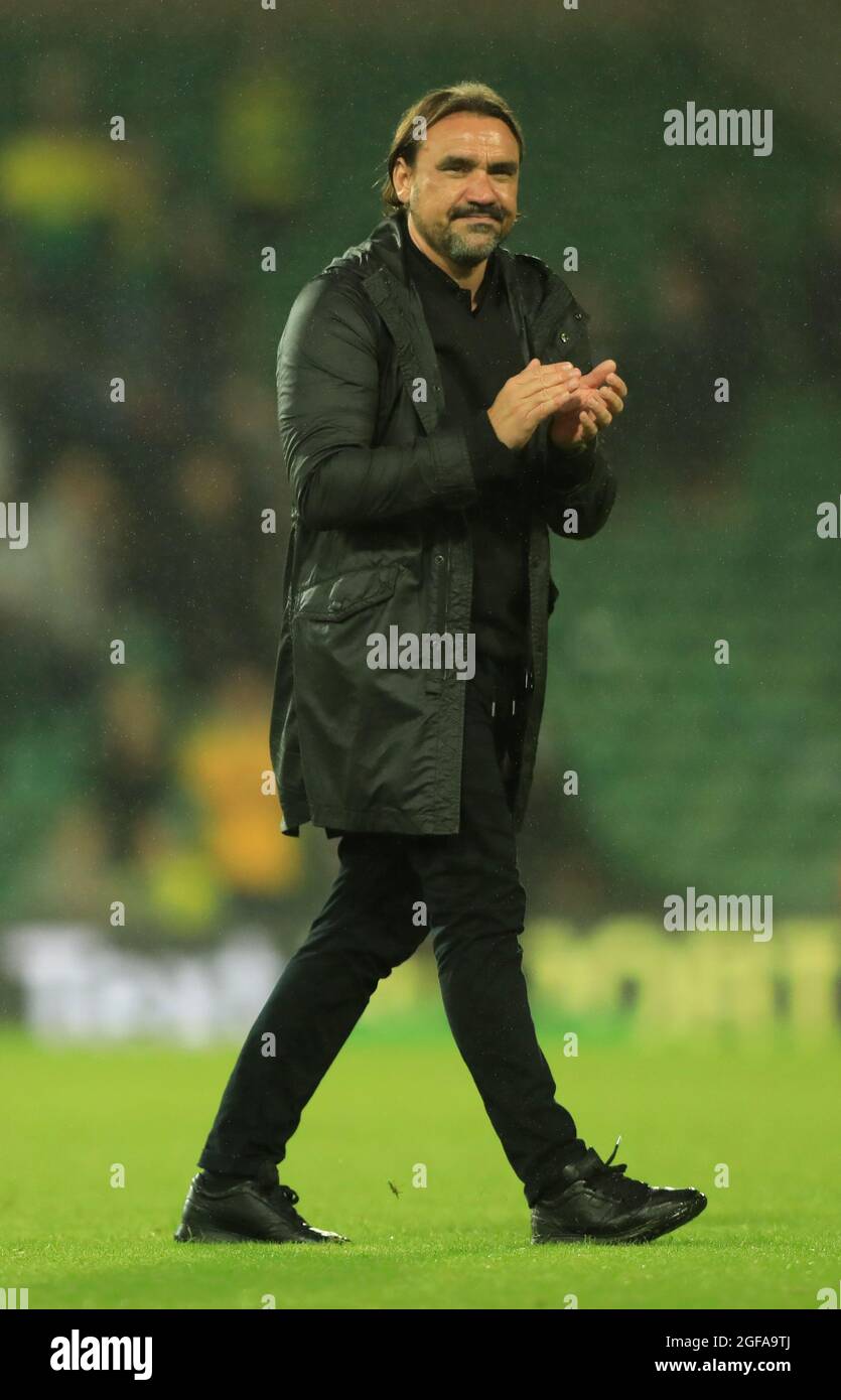 Daniel Farke, directeur de la ville de Norwich, applaudit les fans de l'extérieur lors du sifflet final lors du deuxième tour de la Carabao Cup à Carrow Road, Norwich. Date de la photo: Mardi 24 août 2021. Banque D'Images