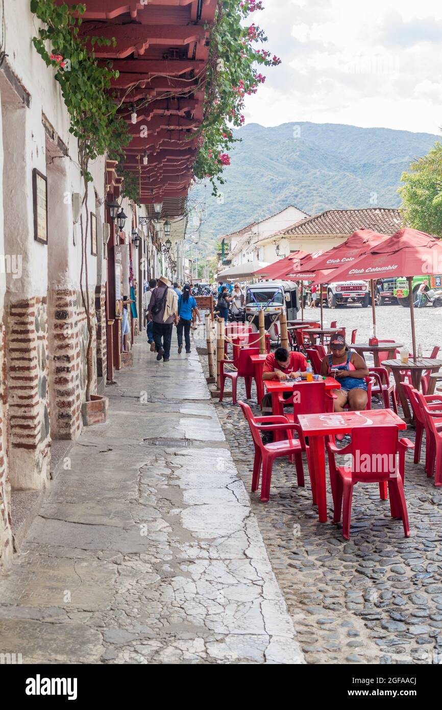 SANTA FE DE ANTIOQUIA, COLOMBIE - 3 SEPTEMBRE 2015 : tables de restaurant sur la Plaza Mayor Simon Bolivar Square à Santa Fe de Antioquia, Colombie. Banque D'Images