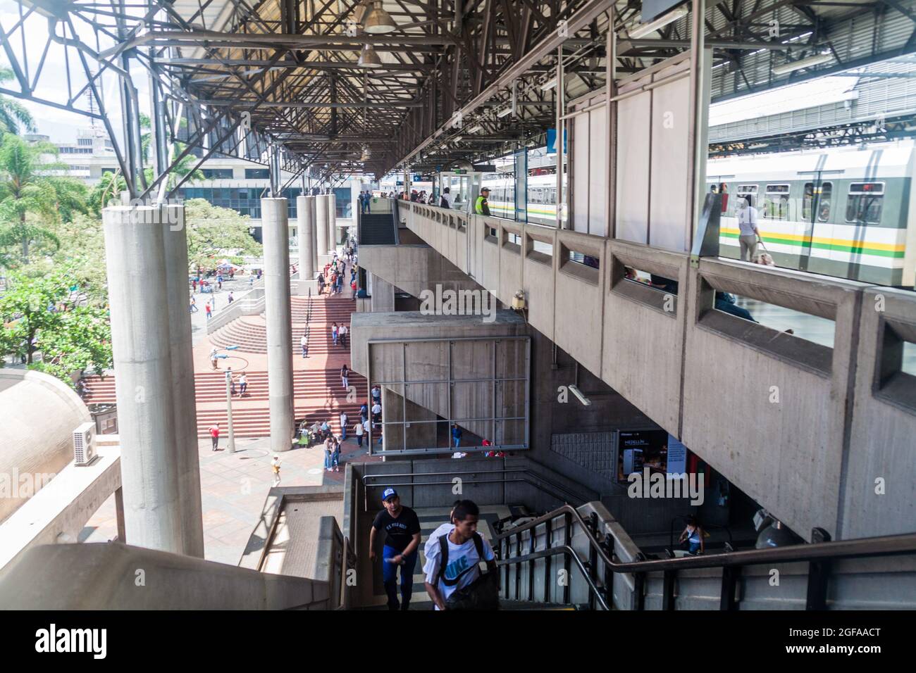 MEDELLIN, COLOMBIE - 4 SEPTEMBRE 2015 : station de métro surélevée Parque Berrio à Medellin. Banque D'Images