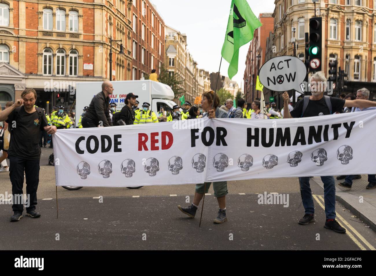Cambridge Circus, Londres, Royaume-Uni. 24 août 2021. Les manifestants pour le changement climatique contre l'extinction rébellion protestant à Cambridge Circus , bloquant la route de Charing Cross en chemin vers Trafalgar Square. Credit: Xiu Bao/Alamy Live News Banque D'Images