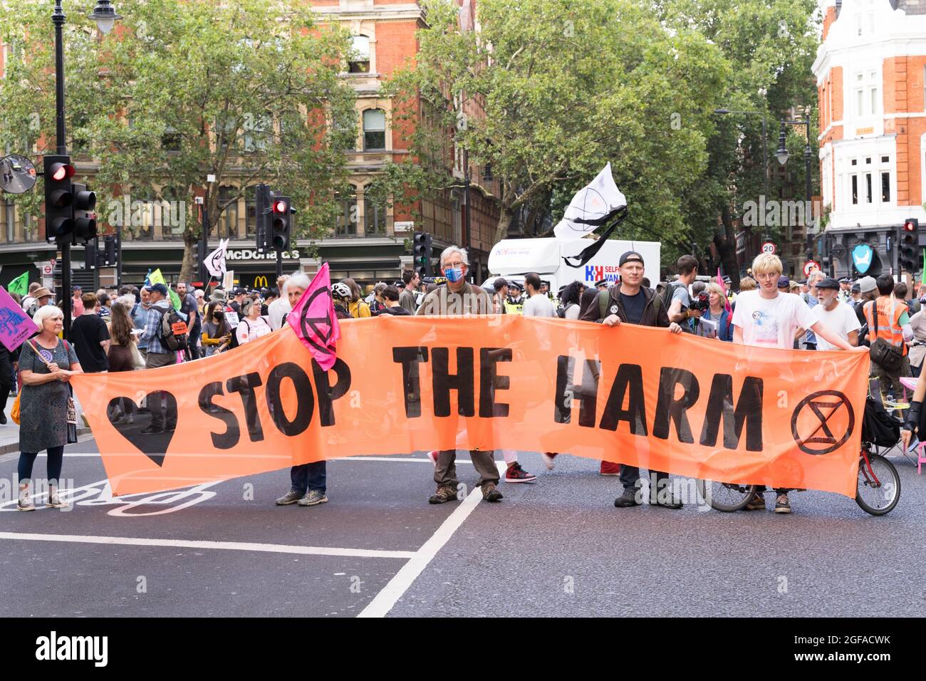 Cambridge Circus, Londres, Royaume-Uni. 24 août 2021. Les manifestants pour le changement climatique de l'extinction Rebellion XR protestant à Cambridge Circus , bloquant la route de Charing Cross en chemin vers Trafalgar Square. Credit: Xiu Bao/Alamy Live News Banque D'Images