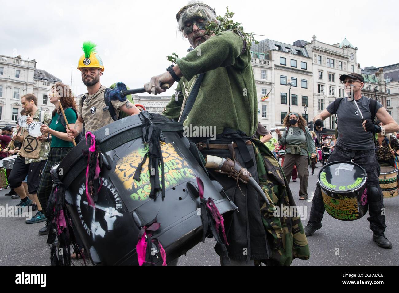 Londres, Royaume-Uni. 23 août 2021. Les batteurs de Samba de la rébellion d'extinction prennent part au premier jour des manifestations impossibles de la rébellion. Extinction la rébellion appelle le gouvernement britannique à mettre fin à tous les nouveaux investissements dans les combustibles fossiles avec effet immédiat. Crédit : Mark Kerrison/Alamy Live News Banque D'Images