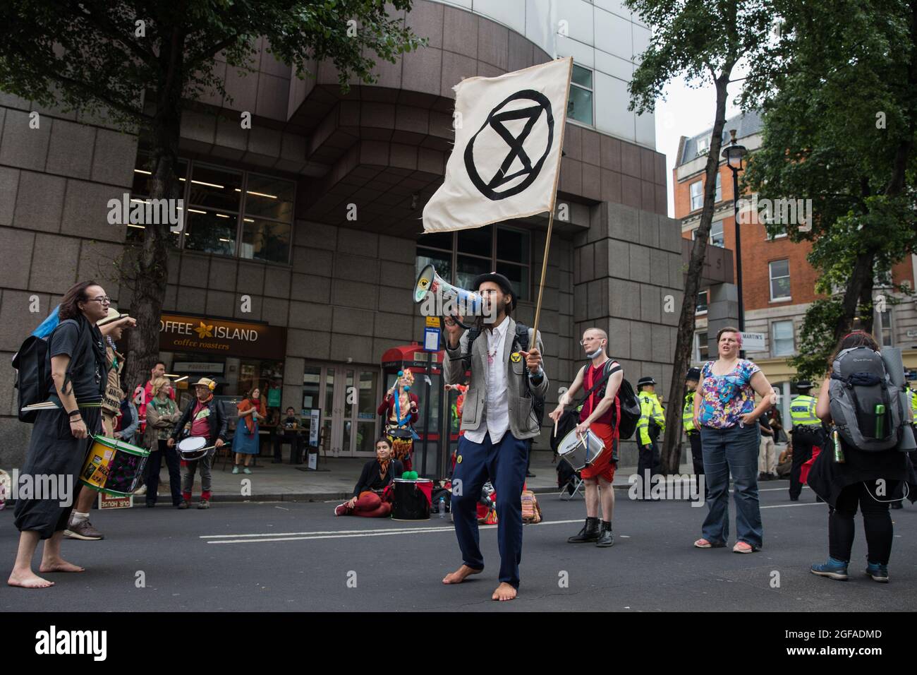 Londres, Royaume-Uni. 23 août 2021. Les militants écologistes de la rébellion des extinction prennent part au premier jour des manifestations impossibles de la rébellion. Extinction la rébellion appelle le gouvernement britannique à mettre fin à tous les nouveaux investissements dans les combustibles fossiles avec effet immédiat. Crédit : Mark Kerrison/Alamy Live News Banque D'Images