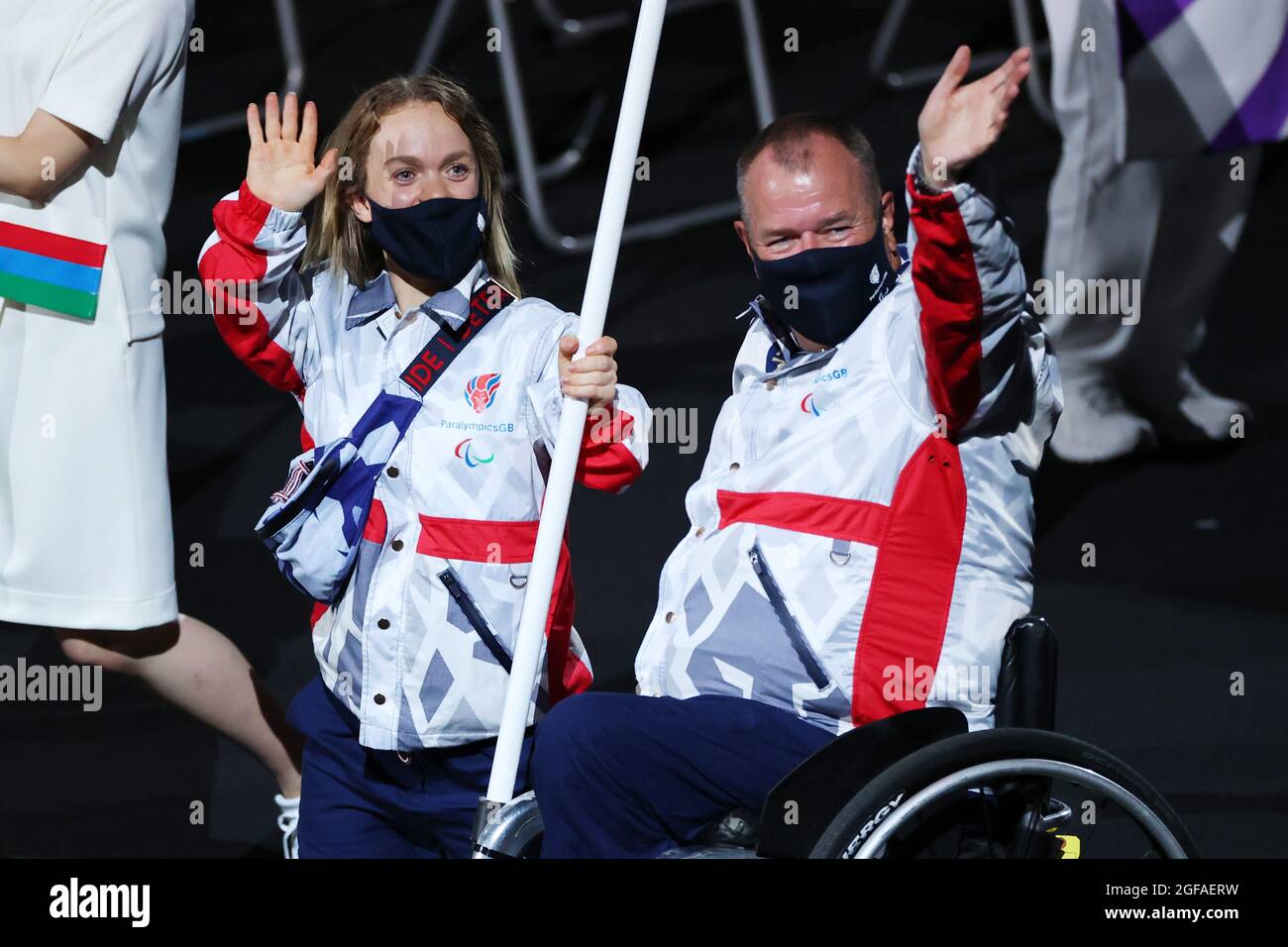 Ellie Simmonds et archer John Stubbs portent le drapeau de la délégation de Grande-Bretagne (GBR), 24 AOÛT 2021 : cérémonie d'ouverture des Jeux paralympiques de Tokyo 2020 au stade olympique de Tokyo, Japon. Credit: Yohei Osada/AFLO SPORT/Alay Live News Banque D'Images