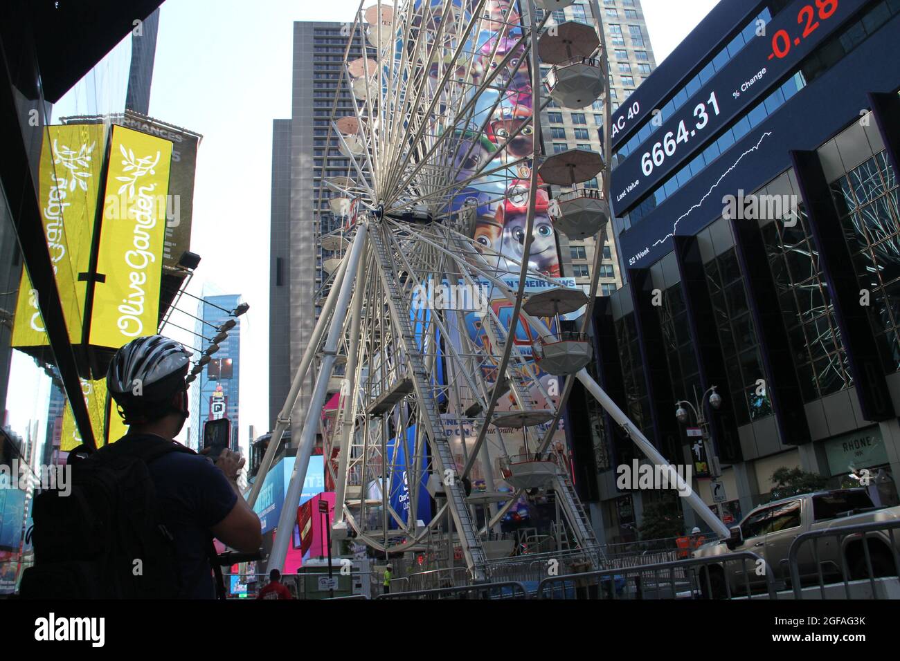 New York, États-Unis. 24 août 2021. (NOUVEAU) UNE grande roue, UNE nouvelle attraction à Times Square. 24 août 2021, New York, États-Unis: Dans un effort de ramener les touristes et les locaux à la ville, une grande roue de Ferris est en cours d'installation à Broadway plaza entre 47 et 48 rues. La roue sera là du mardi (24) au 12 septembre, de 12h à minuit. Des billets d'entrée sont disponibles pour 20 $ par personne, ou 35 $, pour les visiteurs qui peuvent sauter la file d'attente. Les billets pour les enfants de 2 à 10 ans coûtent 15 $, tandis que‚ est„ gratuit pour les enfants de moins de deux ans. (Credit image: © Niyi Fote/TheNEWS2 via Z Banque D'Images