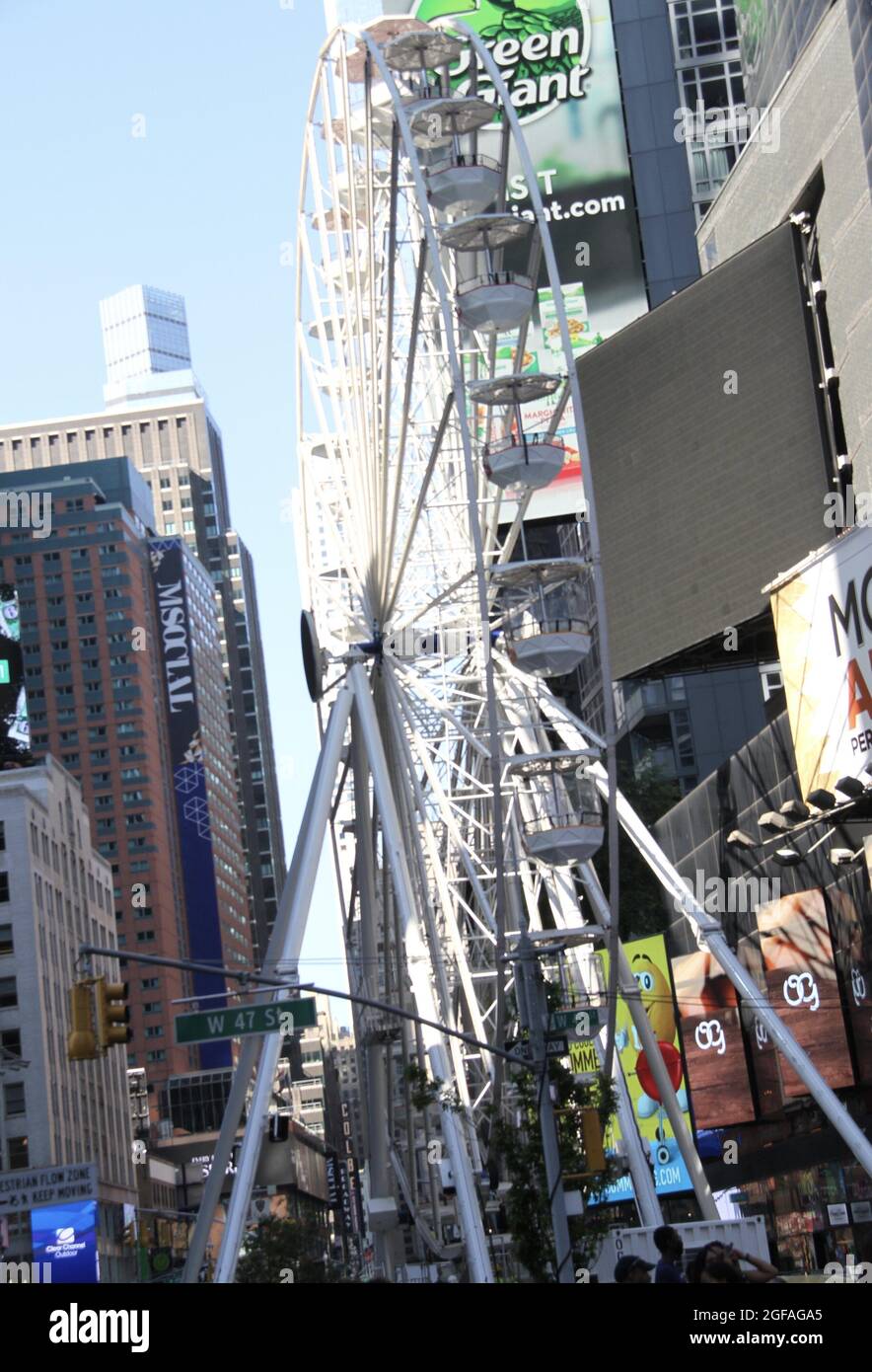 New York, États-Unis. 24 août 2021. (NOUVEAU) UNE grande roue, UNE nouvelle attraction à Times Square. 24 août 2021, New York, États-Unis: Dans un effort de ramener les touristes et les locaux à la ville, une grande roue de Ferris est en cours d'installation à Broadway plaza entre 47 et 48 rues. La roue sera là du mardi (24) au 12 septembre, de 12h à minuit. Des billets d'entrée sont disponibles pour 20 $ par personne, ou 35 $, pour les visiteurs qui peuvent sauter la file d'attente. Les billets pour les enfants de 2 à 10 ans coûtent 15 $, tandis que‚ est„ gratuit pour les enfants de moins de deux ans. (Credit image: © Niyi Fote/TheNEWS2 via Z Banque D'Images