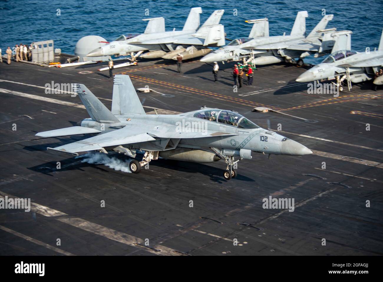 Mer d'Arabie, États-Unis. 24 août 2021. Un avion de chasse F/A-18e Super Hornet de la Marine américaine, attaché aux diamants du Strike Fighter Squadron 102, atterrit sur le pont de vol du porte-avions USS Ronald Reagan le 24 août 2021 dans la mer d'Arabie. Credit: Planetpix/Alamy Live News Banque D'Images