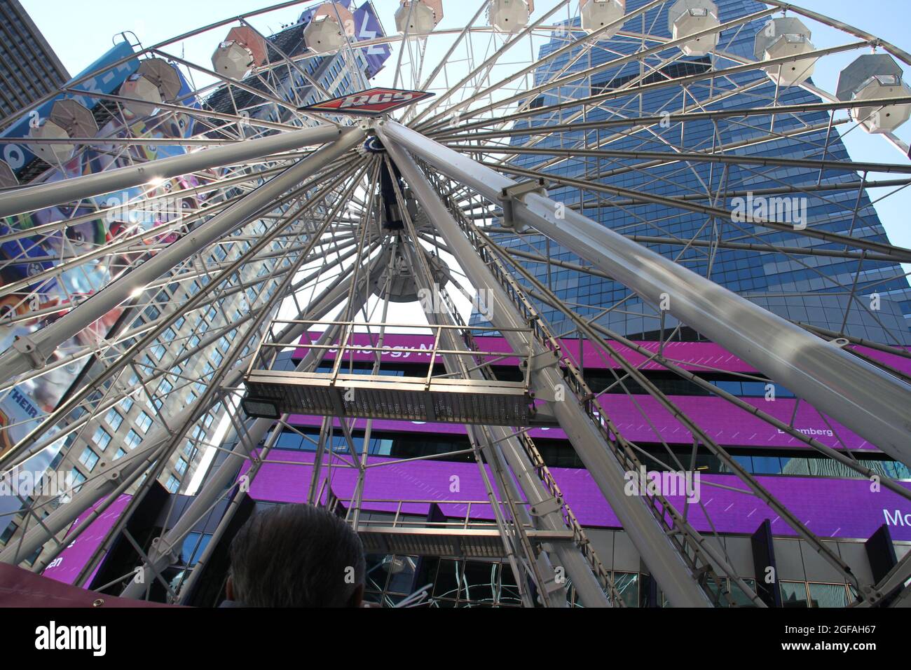 New York, États-Unis. 24 août 2021. 24 août 2021, New York, États-Unis: Dans un effort de ramener les touristes et les locaux à la ville, une grande roue de Ferris est en cours d'installation à Broadway plaza entre 47 et 48 rues. La roue sera là du mardi (24) au 12 septembre, de 12h à minuit. Des billets d'entrée sont disponibles pour 20 $ par personne, ou 35 $, pour les visiteurs qui peuvent sauter la file d'attente. Les billets pour les enfants de 2 à 10 ans coûtent 15 $, tandis que‚ est„ gratuit pour les enfants de moins de deux ans. (Foto: Niyi Fote/TheNews2/Zumapress) (Credit image: © Niyi Fote/TheNEWS2 via ZUMA Press Wire) Banque D'Images