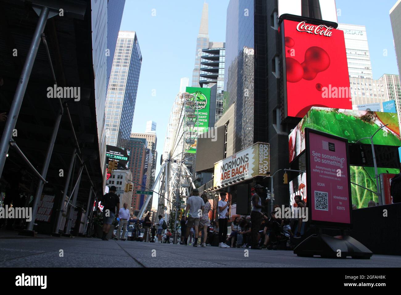 New York, États-Unis. 24 août 2021. 24 août 2021, New York, États-Unis: Dans un effort de ramener les touristes et les locaux à la ville, une grande roue de Ferris est en cours d'installation à Broadway plaza entre 47 et 48 rues. La roue sera là du mardi (24) au 12 septembre, de 12h à minuit. Des billets d'entrée sont disponibles pour 20 $ par personne, ou 35 $, pour les visiteurs qui peuvent sauter la file d'attente. Les billets pour les enfants de 2 à 10 ans coûtent 15 $, tandis que‚ est„ gratuit pour les enfants de moins de deux ans. (Foto: Niyi Fote/TheNews2/Zumapress) (Credit image: © Niyi Fote/TheNEWS2 via ZUMA Press Wire) Banque D'Images