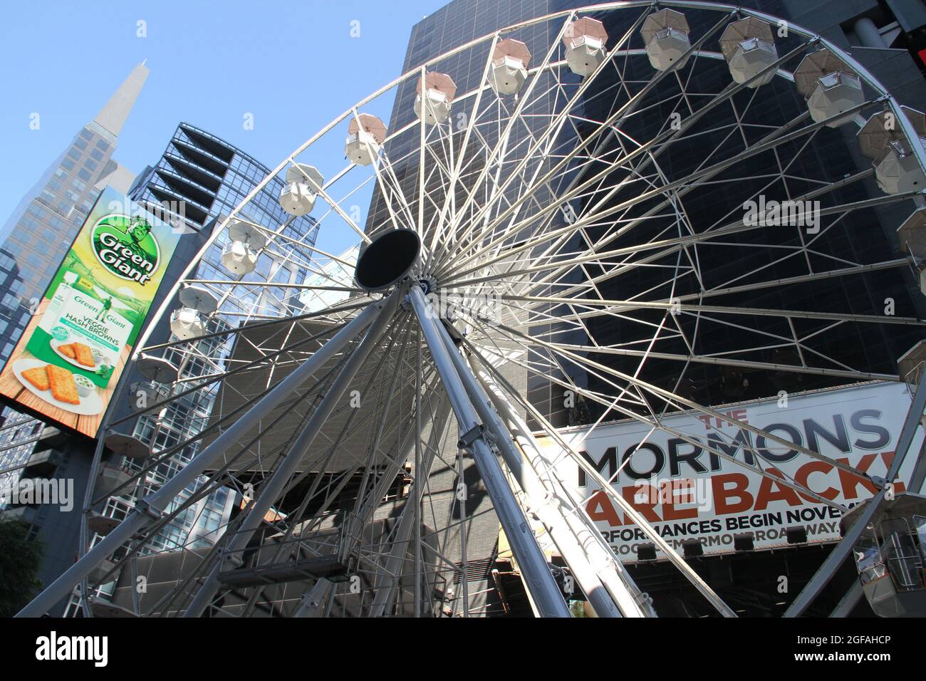 New York, États-Unis. 24 août 2021. 24 août 2021, New York, États-Unis: Dans un effort de ramener les touristes et les locaux à la ville, une grande roue de Ferris est en cours d'installation à Broadway plaza entre 47 et 48 rues. La roue sera là du mardi (24) au 12 septembre, de 12h à minuit. Des billets d'entrée sont disponibles pour 20 $ par personne, ou 35 $, pour les visiteurs qui peuvent sauter la file d'attente. Les billets pour les enfants de 2 à 10 ans coûtent 15 $, tandis que‚ est„ gratuit pour les enfants de moins de deux ans. (Foto: Niyi Fote/TheNews2/Zumapress) (Credit image: © Niyi Fote/TheNEWS2 via ZUMA Press Wire) Banque D'Images