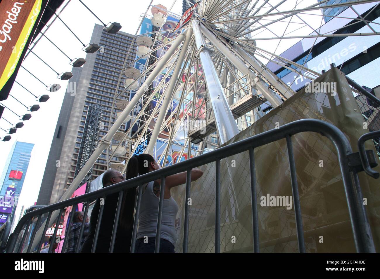 New York, États-Unis. 24 août 2021. 24 août 2021, New York, États-Unis: Dans un effort de ramener les touristes et les locaux à la ville, une grande roue de Ferris est en cours d'installation à Broadway plaza entre 47 et 48 rues. La roue sera là du mardi (24) au 12 septembre, de 12h à minuit. Des billets d'entrée sont disponibles pour 20 $ par personne, ou 35 $, pour les visiteurs qui peuvent sauter la file d'attente. Les billets pour les enfants de 2 à 10 ans coûtent 15 $, tandis que‚ est„ gratuit pour les enfants de moins de deux ans. (Foto: Niyi Fote/TheNews2/Zumapress) (Credit image: © Niyi Fote/TheNEWS2 via ZUMA Press Wire) Banque D'Images