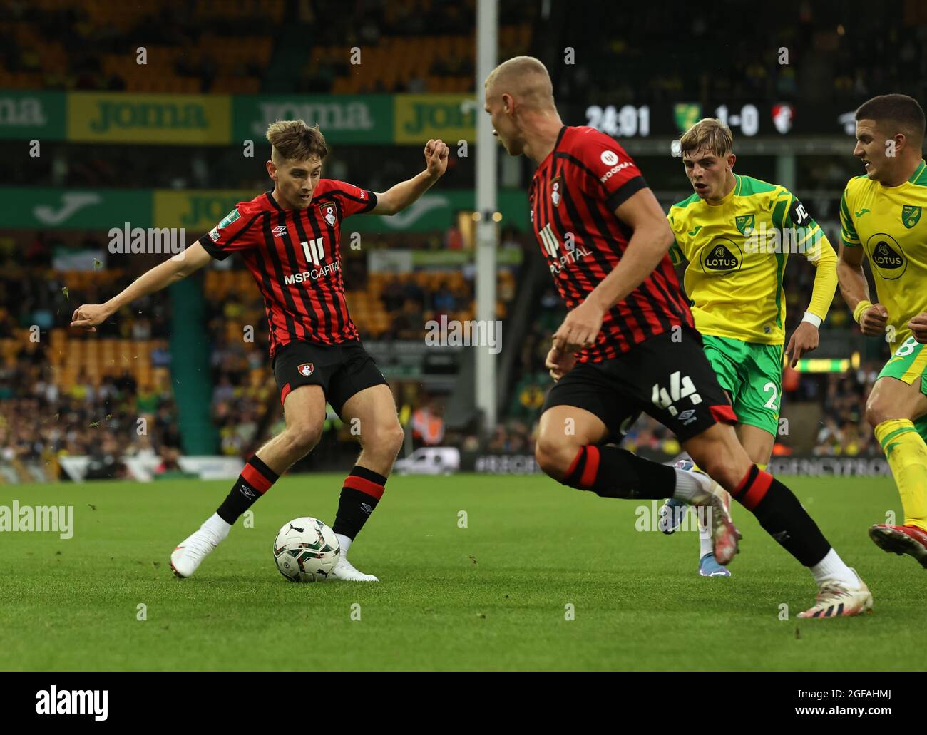 David Brooks de Bournemouth traverse le ballon lors du deuxième tour de la Carabao Cup à Carrow Road, Norwich. Date de la photo: Mardi 24 août 2021. Banque D'Images