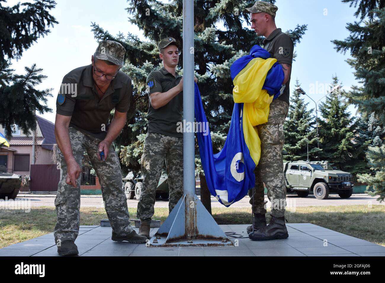 Marinka, Ukraine. 24 août 2021. Soldats de l'armée ukrainienne fixant le mât pendant le jour de l'indépendance.24 août, L'Ukraine célèbre le 30e anniversaire de son indépendance en l'honneur de l'adoption par la Verkhovna Rada de la RSS d'Ukraine en 1991 de l'Acte d'indépendance de l'Ukraine - un document politique et juridique qui a certifié le nouveau statut de l'Etat ukrainien. Crédit : SOPA Images Limited/Alamy Live News Banque D'Images