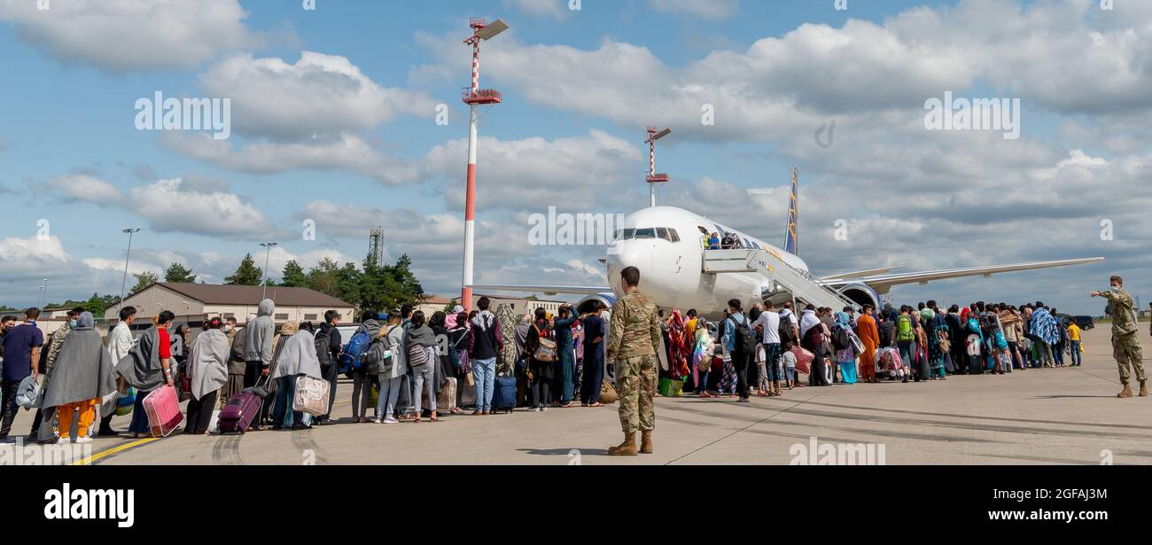 Ramstein Miesenbach, Allemagne. 24 août 2021. Les réfugiés afghans embarquaient à bord d'un avion commercial Atlas Air pour être transférés aux États-Unis après l'évacuation de Kaboul à la base aérienne de Ramstein le 24 août 2021 à Ramstein-Miesenbach, en Allemagne. Le Pentagone a appelé 18 avions civils de United Airlines, American Airlines, Delta Air, Atlas Air et Hawaiian Airlines en vertu de la loi sur la flotte aérienne de la Réserve civile pour aider à transférer les évacués dans le cadre de l'opération alliés refuge. Credit: Planetpix/Alamy Live News Banque D'Images