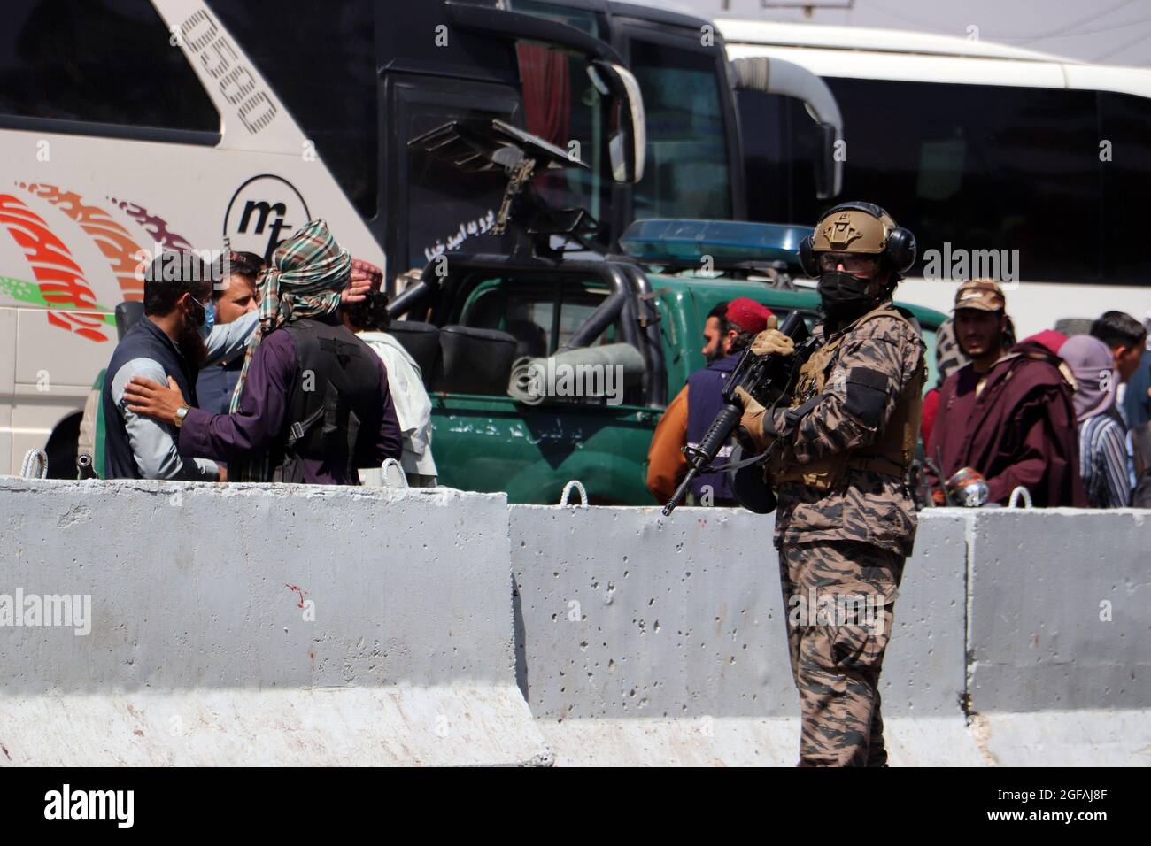 Kaboul, Afghanistan. 24 août 2021. Les combattants talibans gardent devant l'aéroport international d'Hamid Karzaï lors d'une évacuation à l'aéroport de Kaboul, en Afghanistan, le mardi août. 24, 2021. Photo de Bashir Darwish/ Credit: UPI/Alamy Live News Banque D'Images