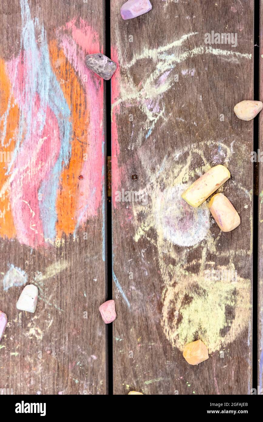 Image détaillée des dessins de craie pour enfants sur une terrasse en bois Banque D'Images