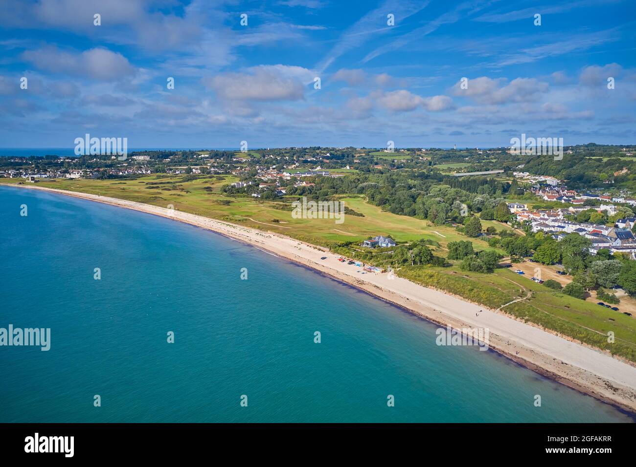 Image de drone aérien de la baie de Grouville avec mer calme, parcours de golf et paysage. Jersey ci Banque D'Images