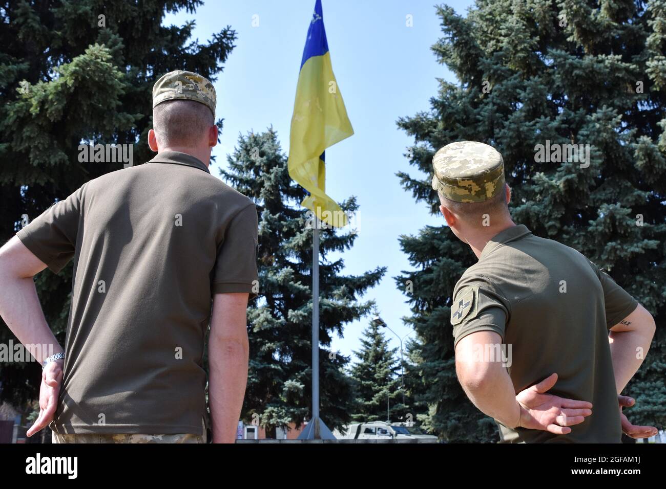 Soldats de l'armée ukrainienne regardant le drapeau national sur le mât pendant le jour de l'indépendance.24 août, L'Ukraine célèbre le 30e anniversaire de son indépendance en l'honneur de l'adoption par la Verkhovna Rada de la RSS d'Ukraine en 1991 de l'Acte d'indépendance de l'Ukraine - un document politique et juridique qui a certifié le nouveau statut de l'Etat ukrainien. (Photo d'Andriy Andriyenko / SOPA Images / Sipa USA) Banque D'Images