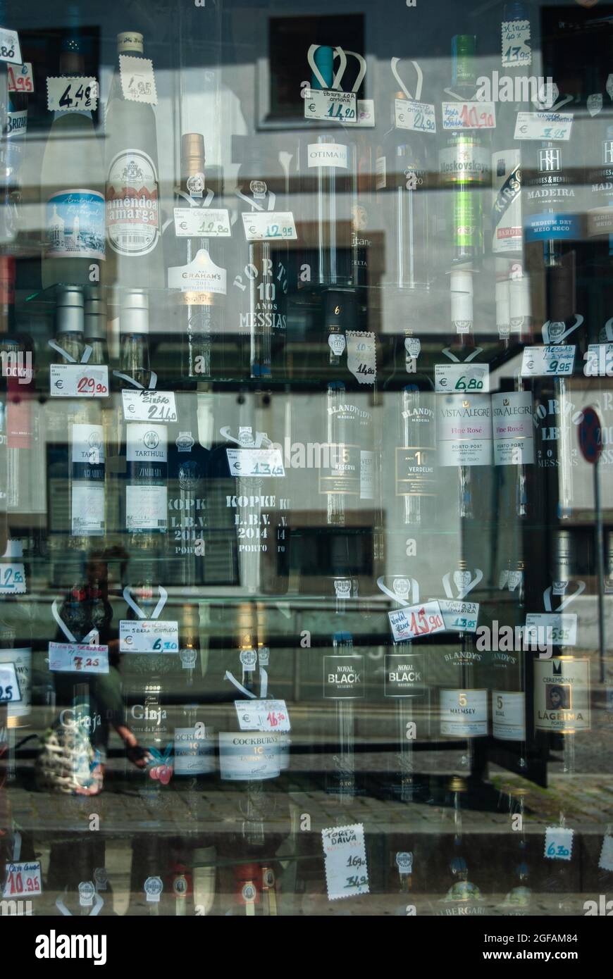 Porto, Portugal - 6 juin 2021 : vitrine de magasin de vins et spiritueux avec boissons traditionnelles portugaises et prix - vertical, réflexion Banque D'Images