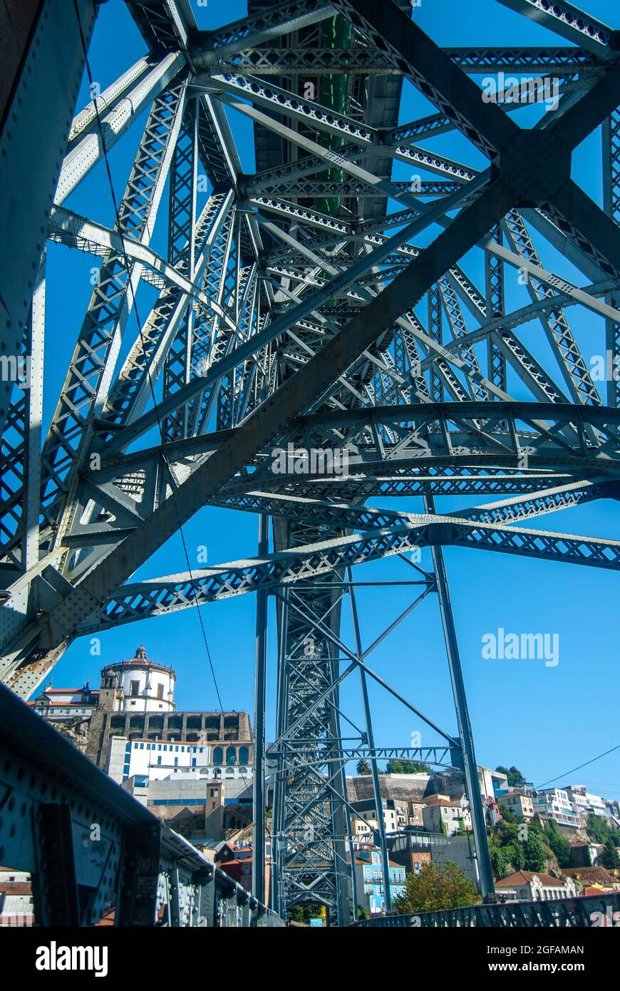 Le pont Dom Luis I vue large de sous la construction, angle intéressant, vue de l'église de Serra do Pilar - vertical, Portugal, Porto Banque D'Images