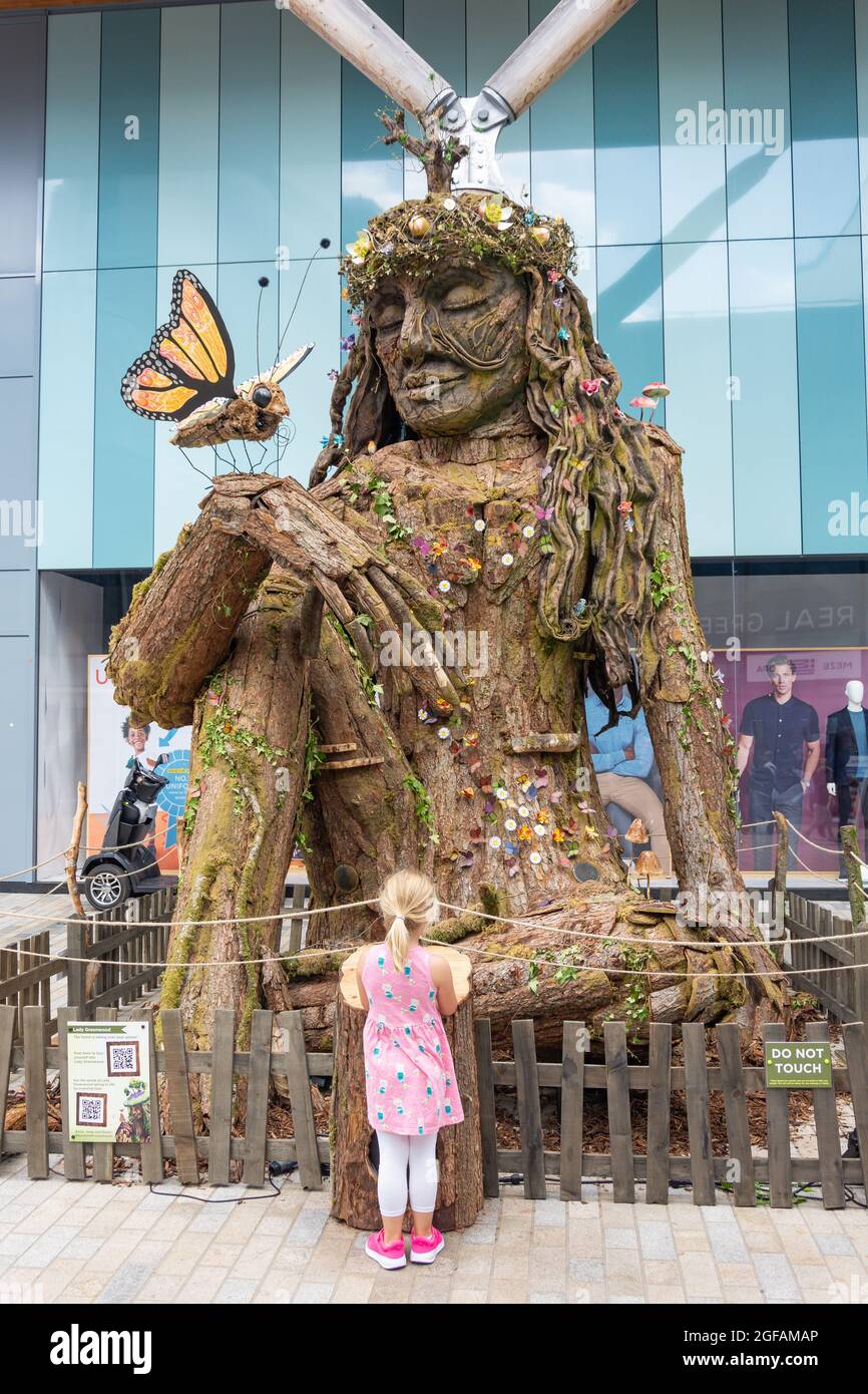 Jeune fille par Bracknell Forest Giant sculpture, l'Avenue, le Lexique, Bracknell, Berkshire, Angleterre, Royaume-Uni Banque D'Images