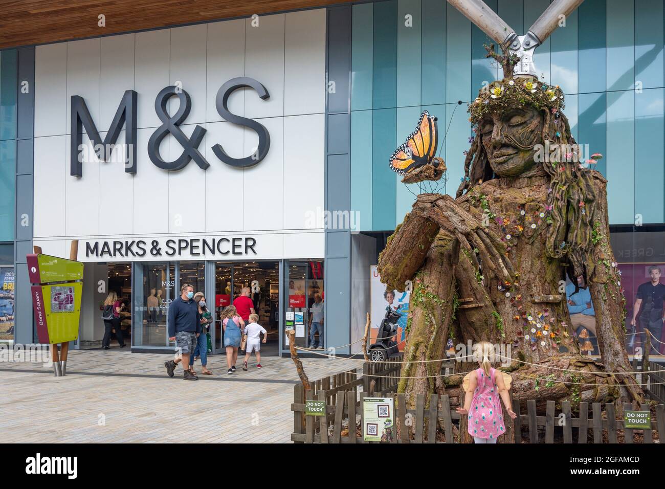 M&S Store et Bracknell Forest Giant Sculpture, The Avenue, The Lexique, Bracknell, Berkshire, Angleterre, Royaume-Uni Banque D'Images